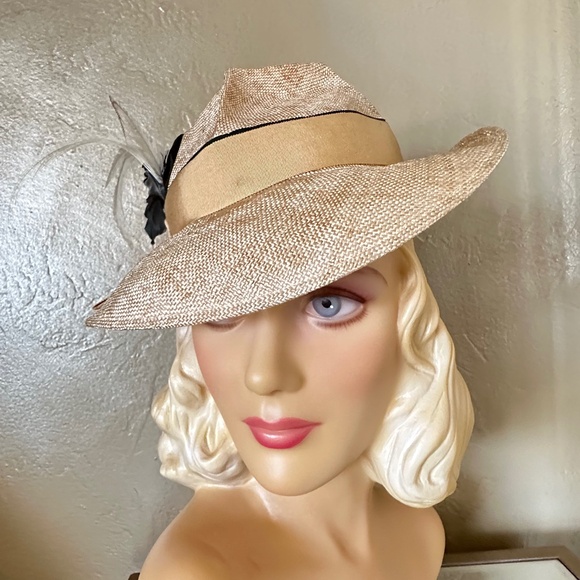 UNIQUE 1960s\' VARIEGATED STRAW FEDORA WITH BLACK EDGED GROSGRAIN TRIM & FEATHERS main image 8